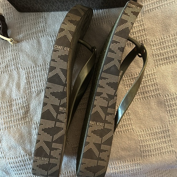 Michael Kors matching 3 item set monogram Belt bag & Sandals - Picture 2 of 7